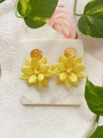 Round Diamond 18K Yellow Gold Flower Earrings.